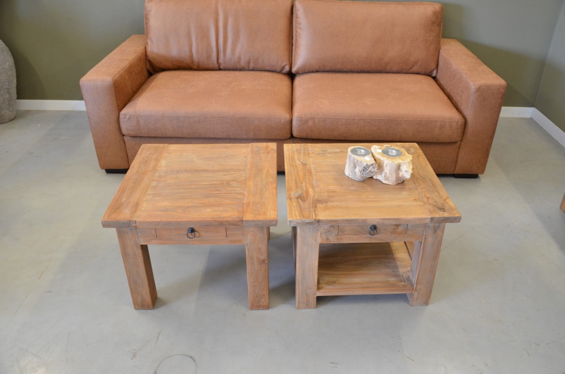 Klein vierkante salontafel van oud teak met onderplank – Story Wonen
