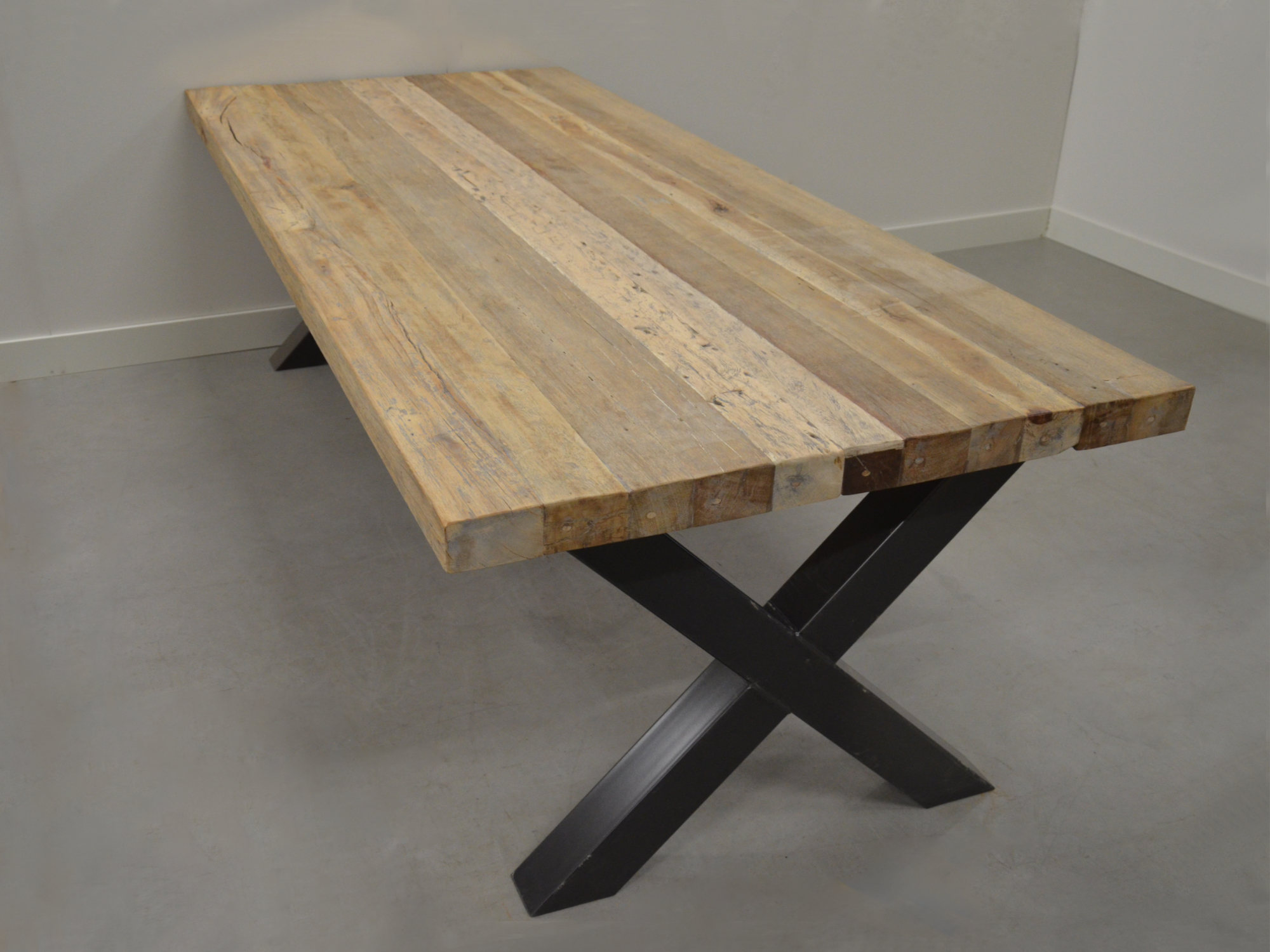 Tegenstander Arena Concreet Industriële tafel mixed wood – Story Landelijk Wonen