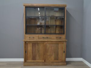 Teak vitrinekast met metalen schuifdeuren 150 cm