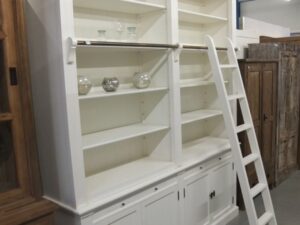 Witte boekenkast met trap