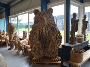 Indrukwekkende Handgemaakte Beer van Teak (210 cm)