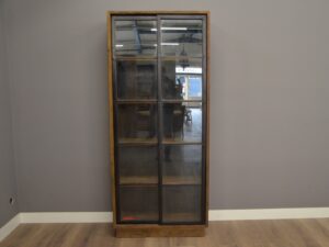 Teak vitrinekast met schuifdeuren 90 cm - Industrieel