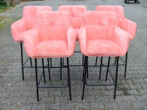 5 roze barkrukken met armleuning – hoogte 97 cm