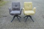 2 showroomstoelen met armleuning – groen en grijs