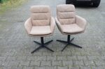 2 taupe showroomstoelen met armleuning