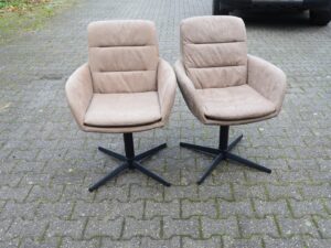 2 taupe showroomstoelen met armleuning