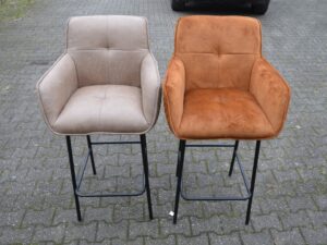 2 showroombarkrukken met armleuning – cognac en taupe
