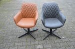 2 showroomstoelen met armleuning – cognac en grijs