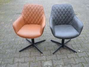 2 showroomstoelen met armleuning – cognac en grijs