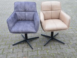 2 showroomstoelen met armleuning – grijs en taupe