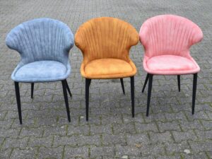 3 showroomstoelen – blauw, geel en roze