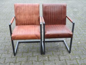 2 leren showroomstoelen met armleuning